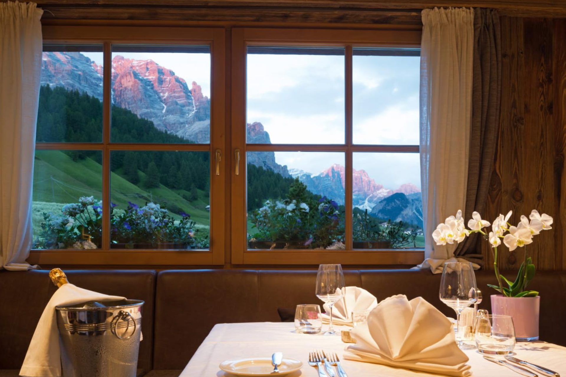 Tavolo per due con vista Dolomiti, Wellness Hotel Fanes