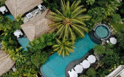 Vista aerea di un hotel di lusso nella foresta a Ubud, Bali.
