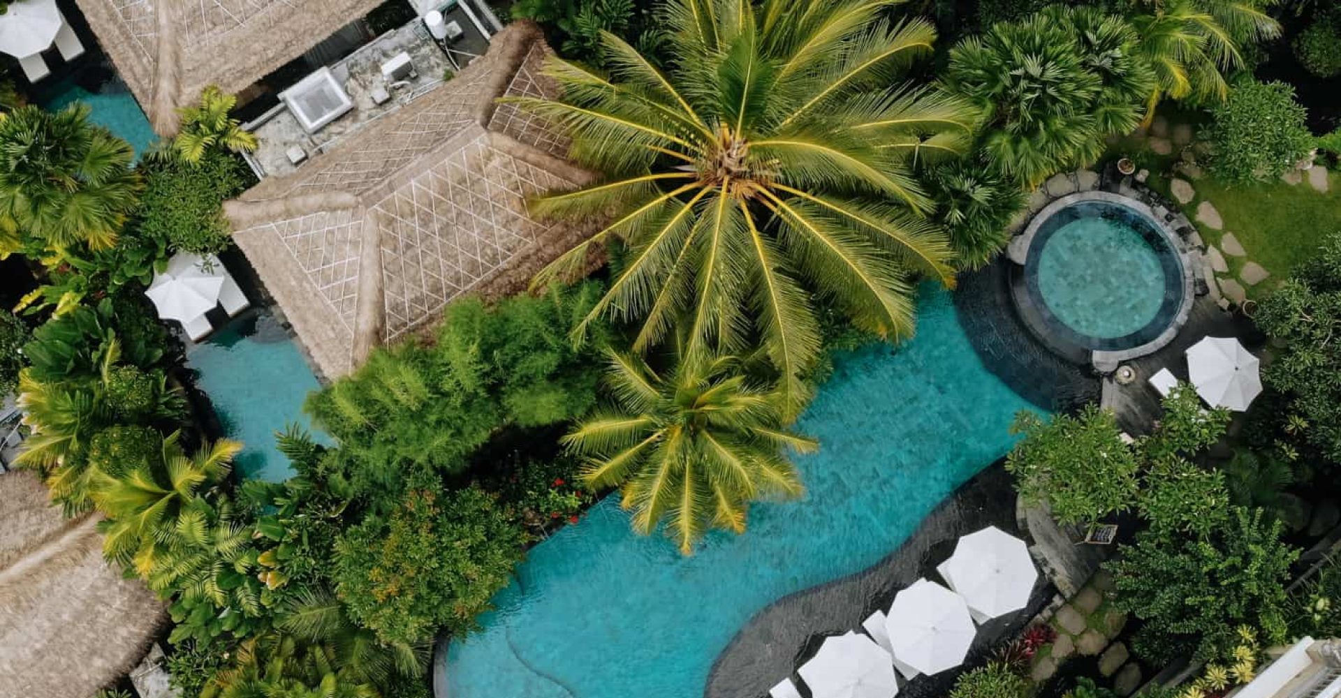 Vista aerea di un hotel di lusso nella foresta a Ubud, Bali.