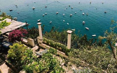 Una delle terrazze di Torre Sponda, sospesa tra mare e cielo e abbracciata da un rigoglioso giardino