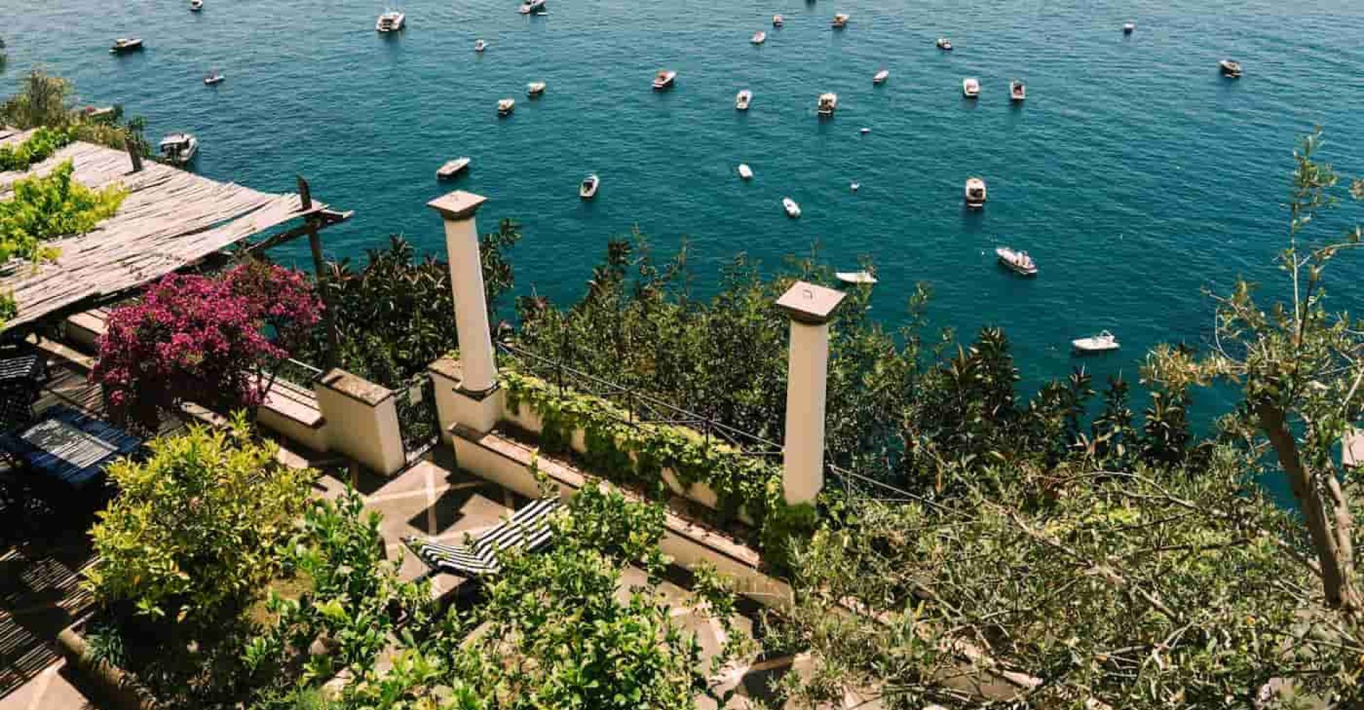 Una delle terrazze di Torre Sponda, sospesa tra mare e cielo e abbracciata da un rigoglioso giardino