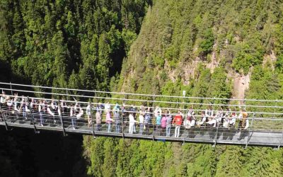 L’emozionante traversata del ponte sospeso Marterloch, lungo un’antica mulattiera