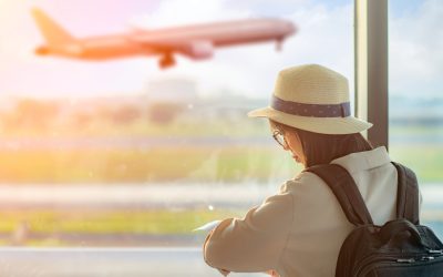 Una passeggera nella sala d’attesa dell’aeroporto.