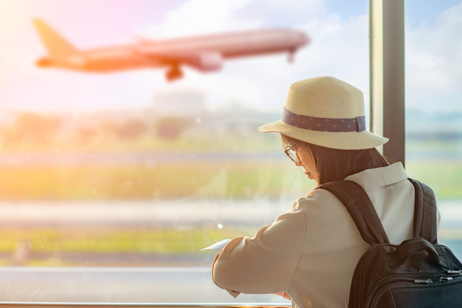 Una passeggera nella sala d’attesa dell’aeroporto.