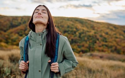 Donna su un sentiero di montagna durante un'escursione