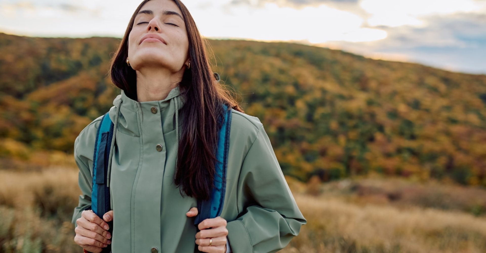 Donna su un sentiero di montagna durante un'escursione