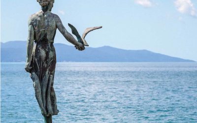“La ragazza con il
gabbiano”, scultura
del 1956 sul
lungomare di
Opatija - Foto di Kevin West
