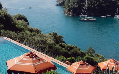 La piscina panoramica dello Splendido, A Belmond Hotel, Portofino, immersa nel verde e con vista sul golfo