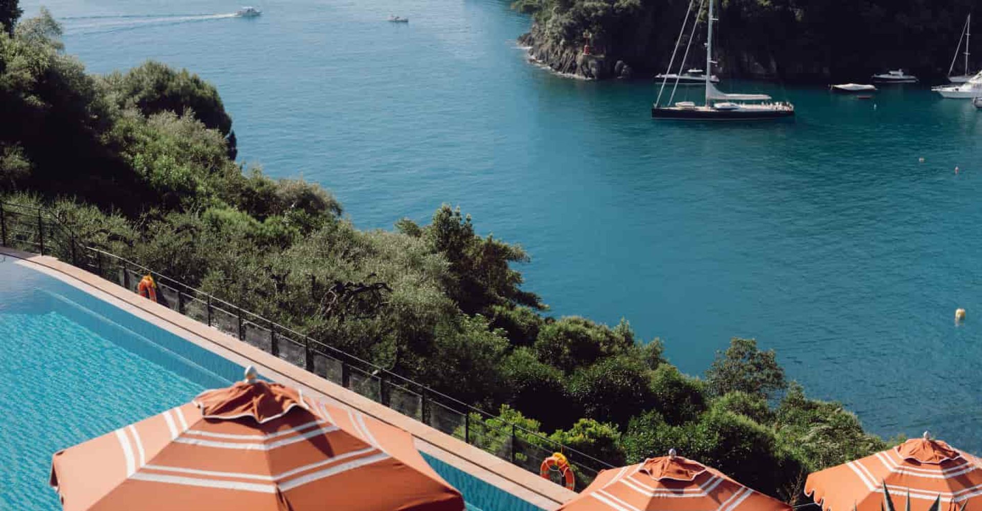 La piscina panoramica dello Splendido, A Belmond Hotel, Portofino, immersa nel verde e con vista sul golfo