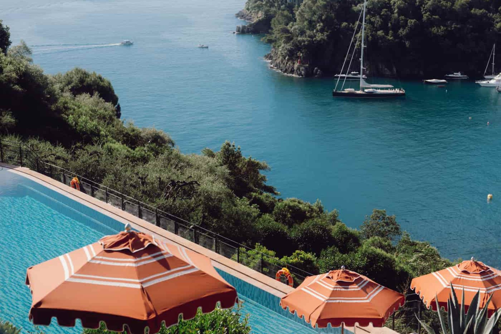 La piscina panoramica dello Splendido, A Belmond Hotel, Portofino, immersa nel verde e con vista sul golfo