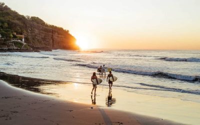 Surfisti sulla spiaggia
di sabbia nera di El Zonte, sulla costa
pacifica di El Salvador
