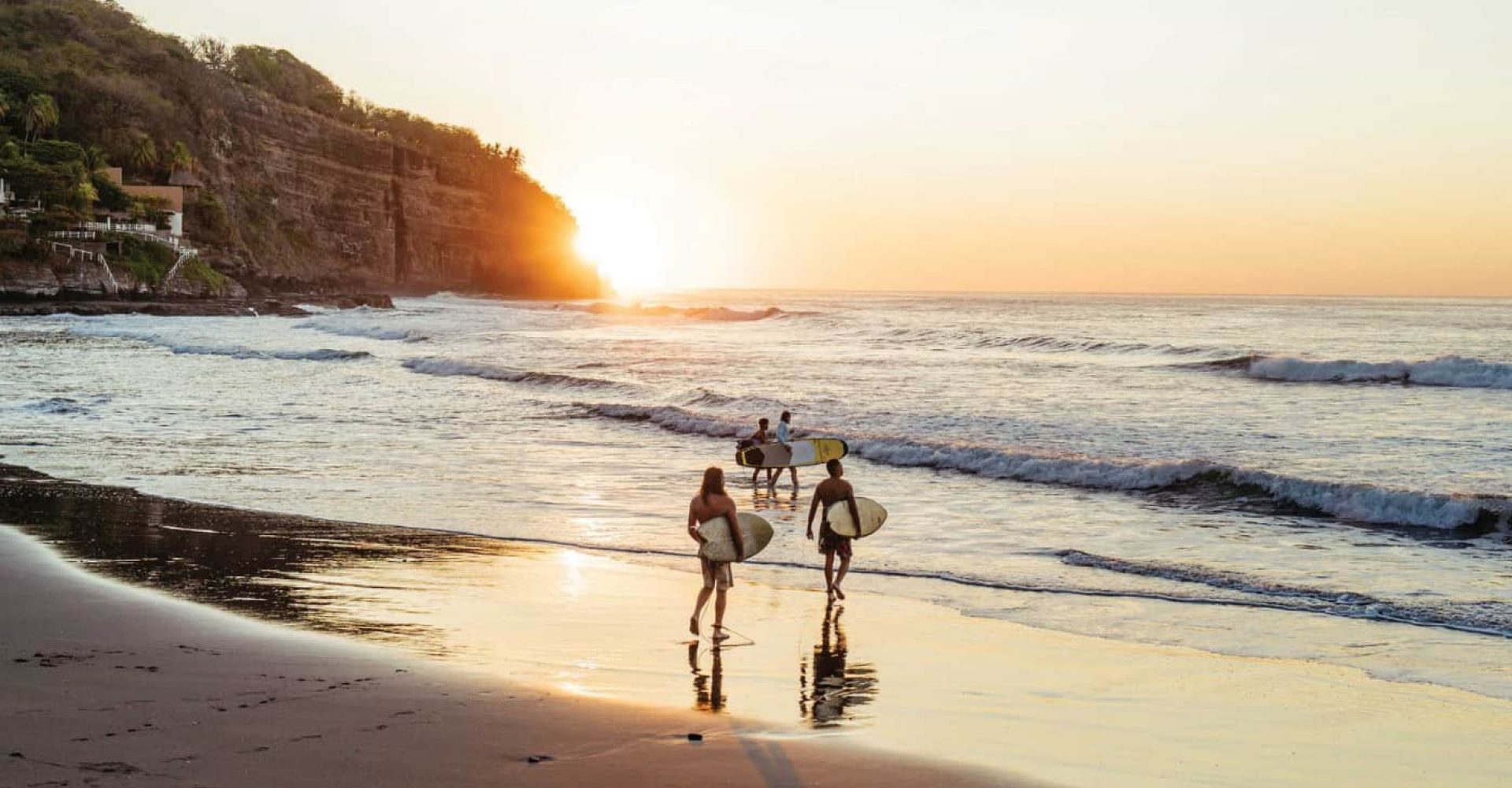 Surfisti sulla spiaggia
di sabbia nera di El Zonte, sulla costa
pacifica di El Salvador