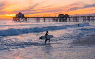 Un surfista ad Huntington Beach, conosciuta anche come la Surf City Usa, con i suoi 16 km
di ampie spiagge sabbiose: un vero paradiso per gli appassionati della disciplina