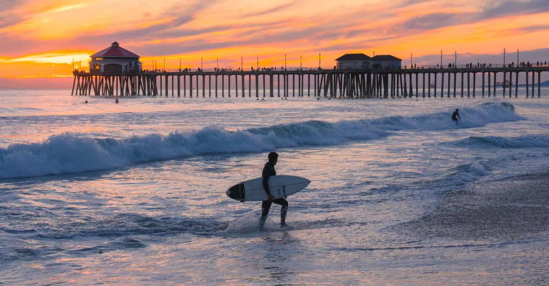 Un surfista ad Huntington Beach, conosciuta anche come la Surf City Usa, con i suoi 16 km
di ampie spiagge sabbiose: un vero paradiso per gli appassionati della disciplina