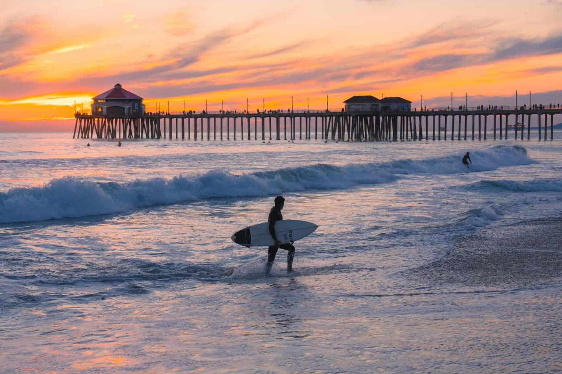 Un surfista ad Huntington Beach, conosciuta anche come la Surf City Usa, con i suoi 16 km
di ampie spiagge sabbiose: un vero paradiso per gli appassionati della disciplina