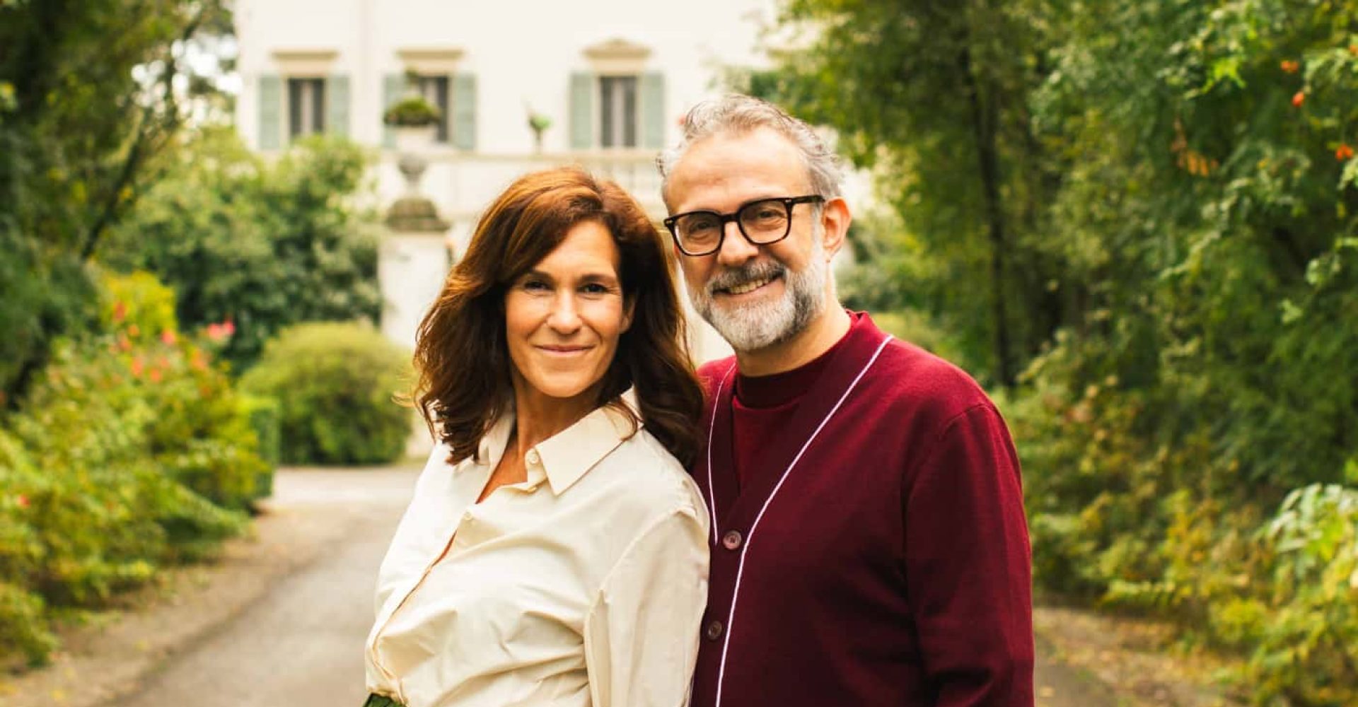 Lara Gilmore e Massimo Bottura davanti a Casa Maria Luigia