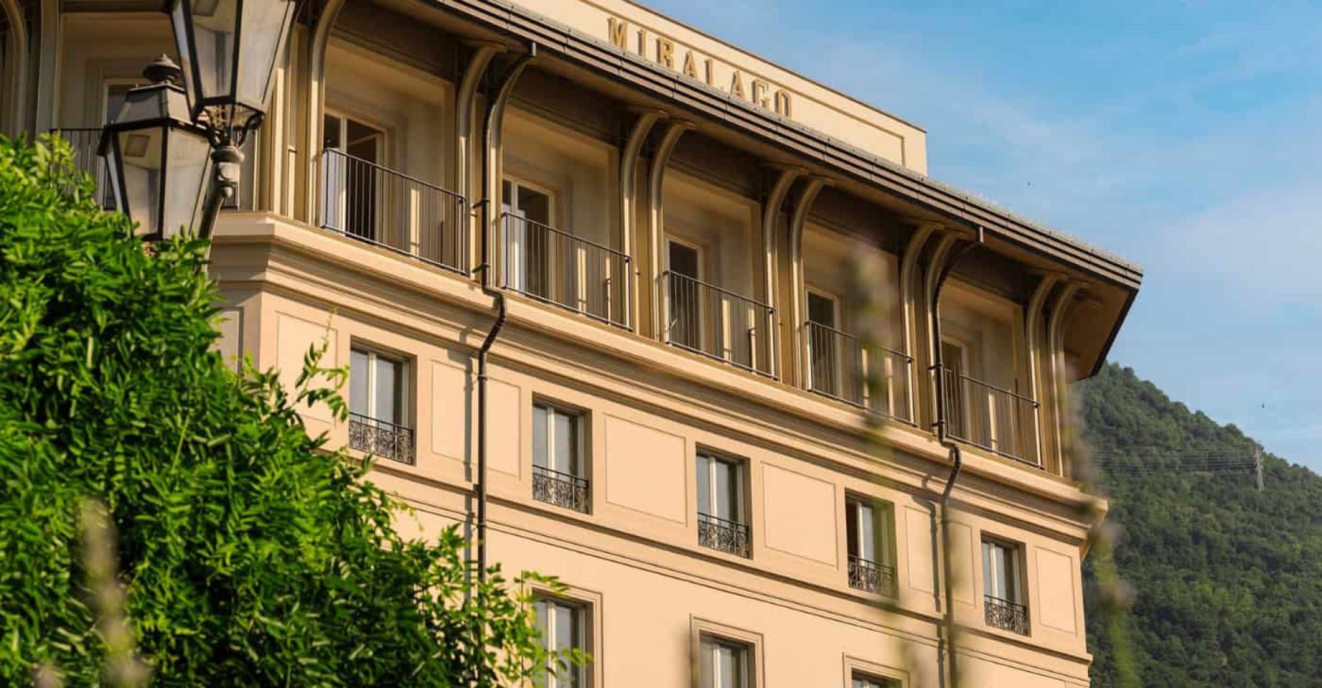 La facciata del Miralago Luxury
Apartments