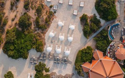 La spiaggia attrezzata del 7Pines Resort Sardinia, con le iconiche strutture a vela