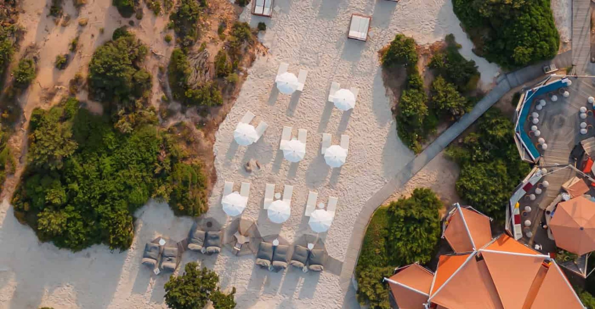 La spiaggia attrezzata del 7Pines Resort Sardinia, con le iconiche strutture a vela