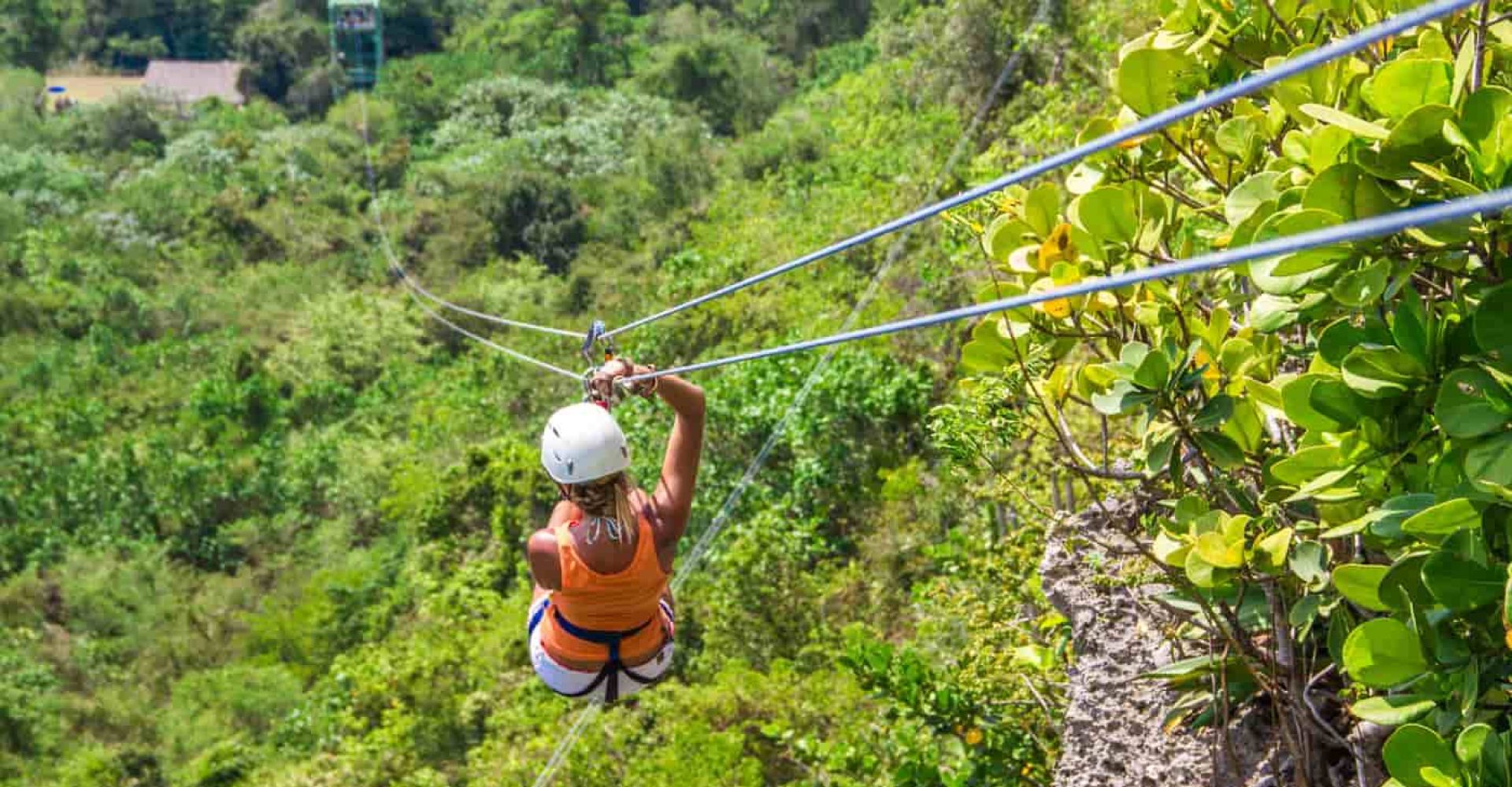 Da una delle zipline dell’isola si ammira la bellezza della natura dall’alto