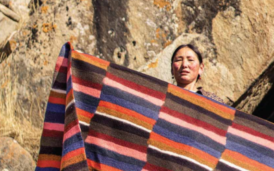 Una coperta da letto realizzata con lana di yak
venduta nella boutique Norlha, nella città di Zorgey Ritoma