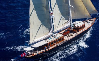 Satori, il veliero di Borgo Santo Pietro, è lungo 42 metri e può ospitare fino a 10 persone, equipaggio escluso. Foto di Stuart Pearce