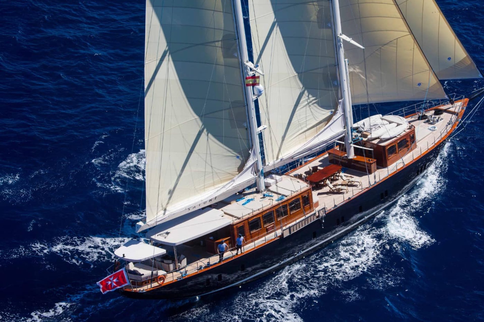 Satori, il veliero di Borgo Santo Pietro, è lungo 42 metri e può ospitare fino a 10 persone, equipaggio escluso. Foto di Stuart Pearce