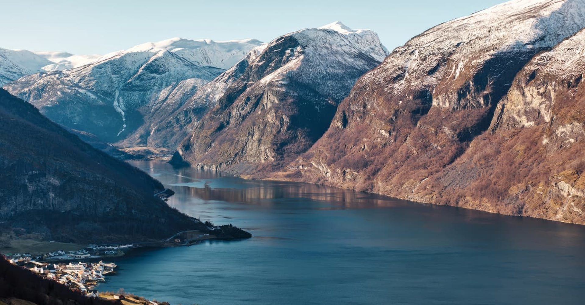 L’Aurlandsfjord, un fiordo lungo circa 20 chilometri sulla costa occidentale della Norvegia.