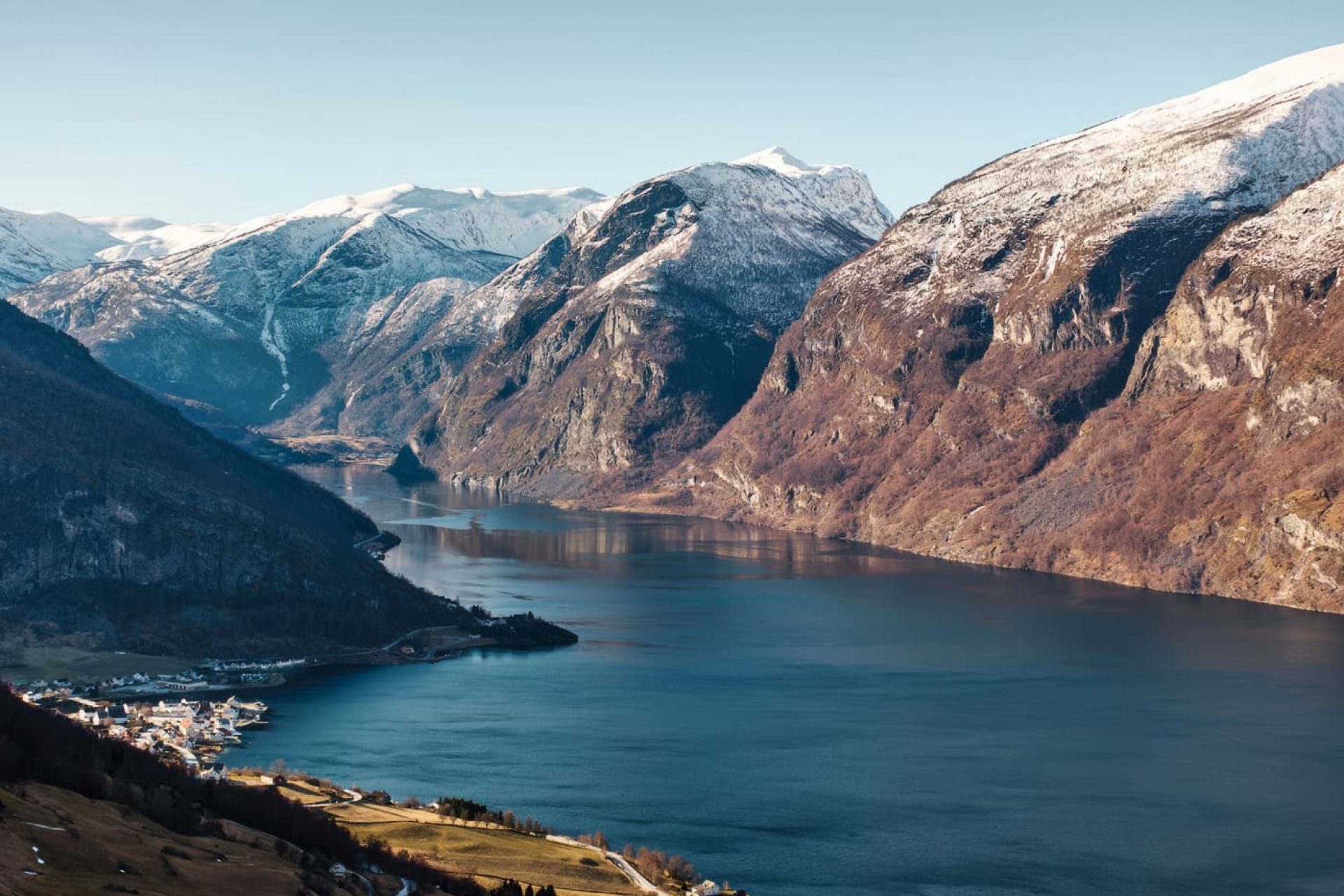 L’Aurlandsfjord, un fiordo lungo circa 20 chilometri sulla costa occidentale della Norvegia.