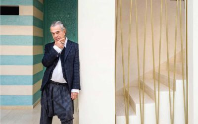 Lo stilista Romeo Gigli nel cortile del suo hotel a Marrakech, Riad Romeo