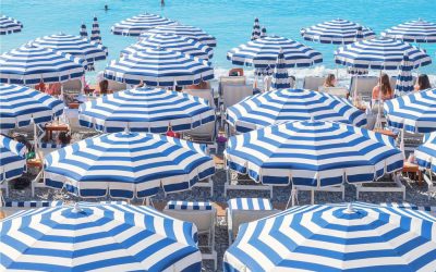 Bagni di sole al Ruhl Plage, beach club di Nizza.