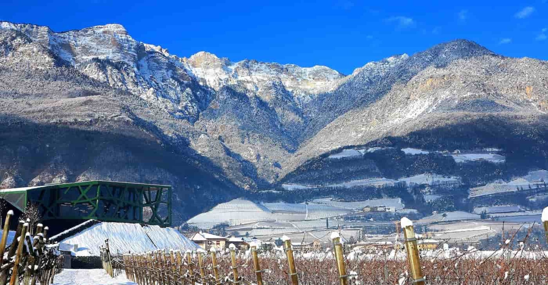 Cantina Tramin, firmata
dall’architetto Werner Tscholl, con la sua struttura che richiama i tralci di vite, si integra perfettamente nel paesaggio di Termeno