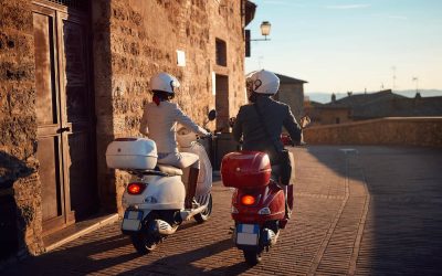 Tour in vespa. Foto di Lucky Business/Shutterstock