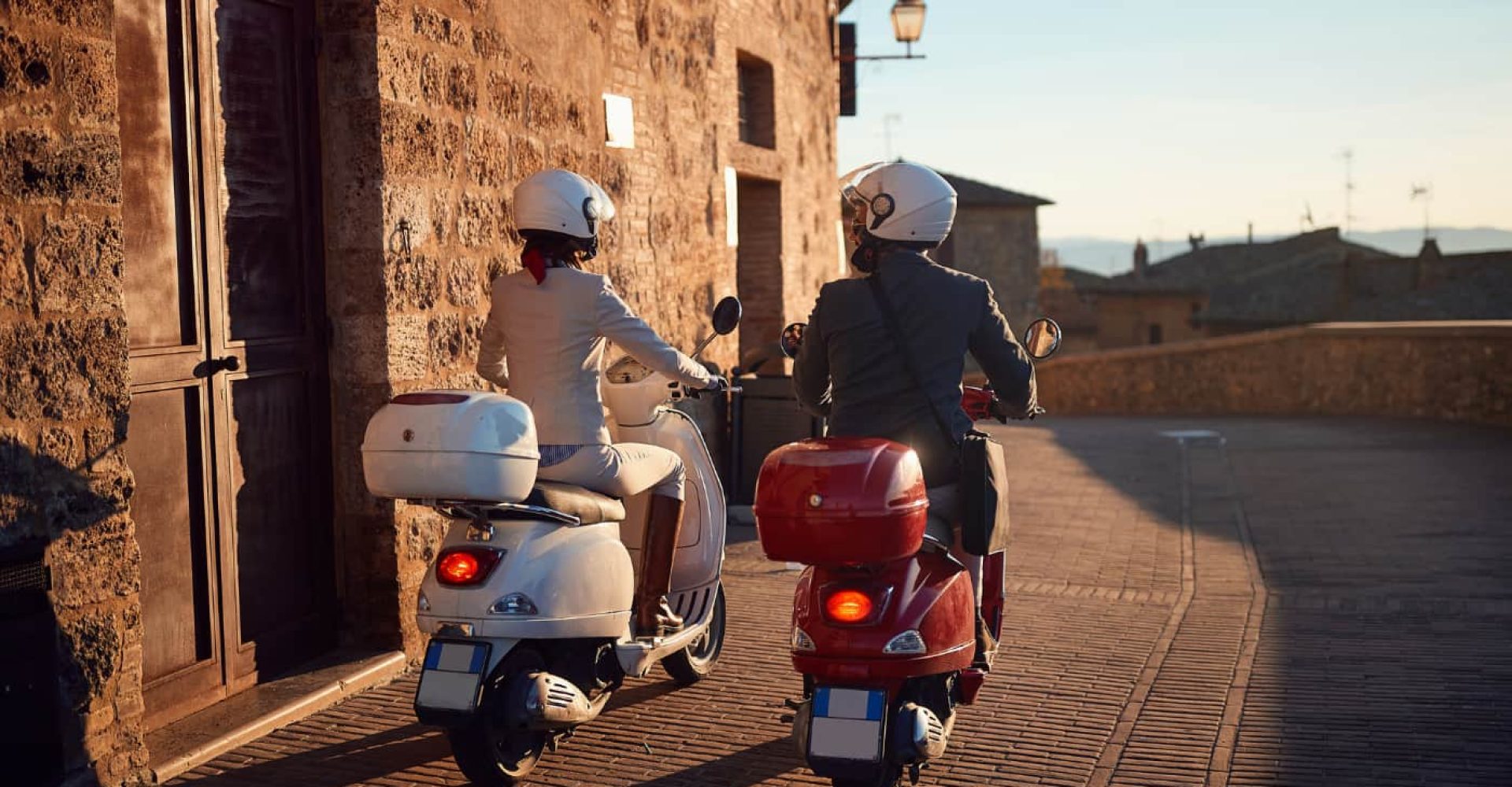 Tour in vespa. Foto di Lucky Business/Shutterstock