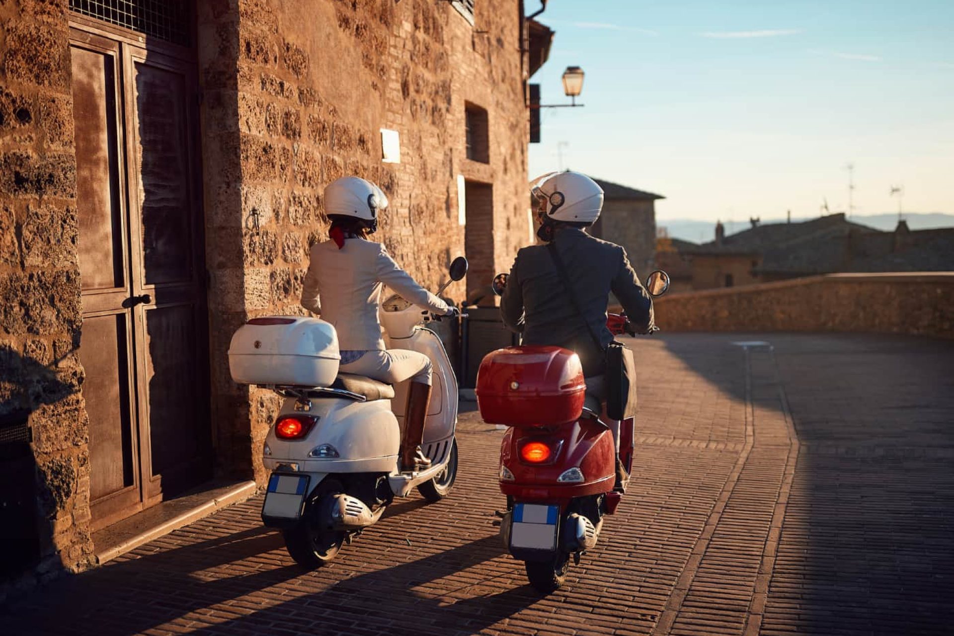 Tour in vespa. Foto di Lucky Business/Shutterstock