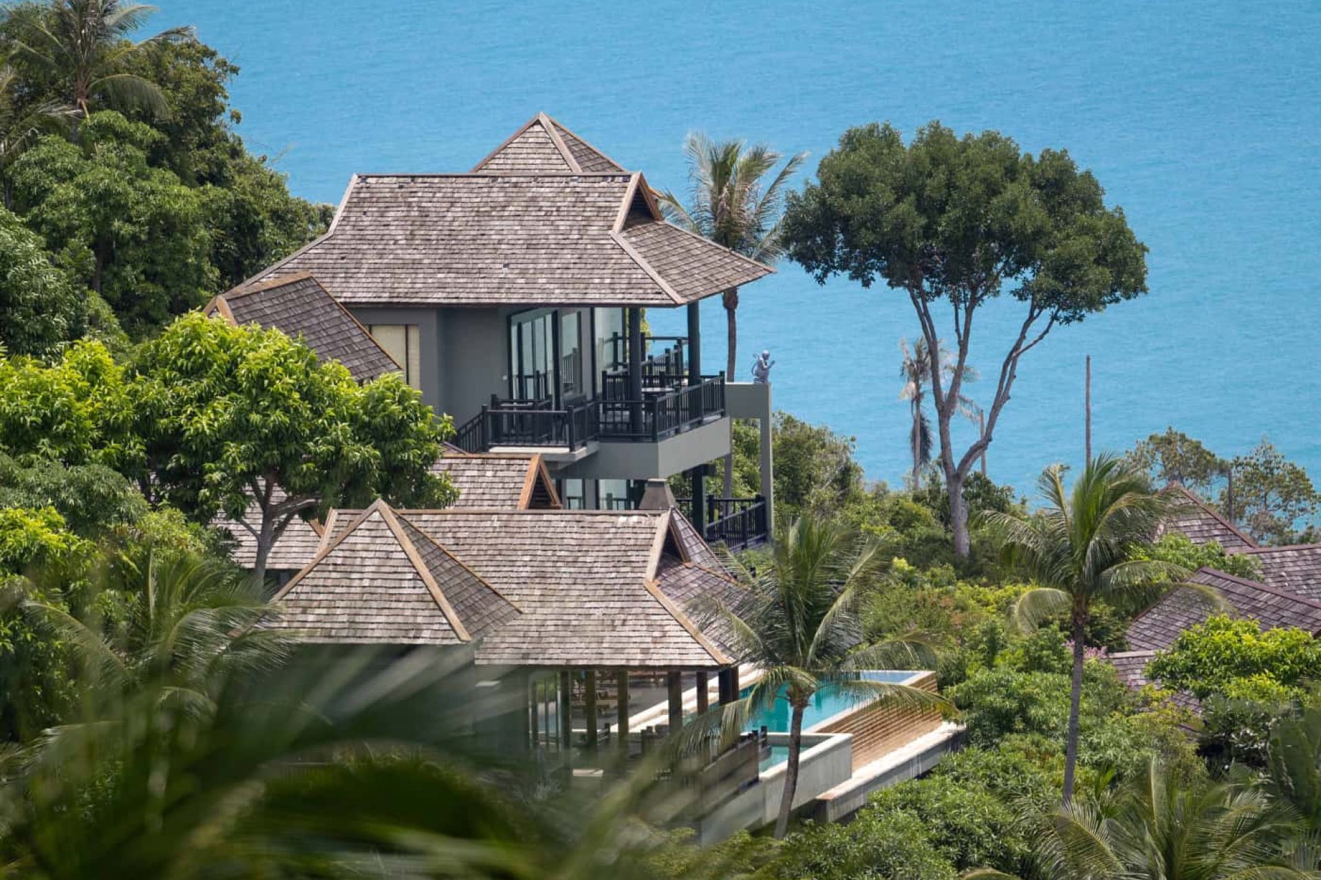 Una villa a due piani, completa di piscina privata a sfioro, al Four Seasons Resort di Koh Samui