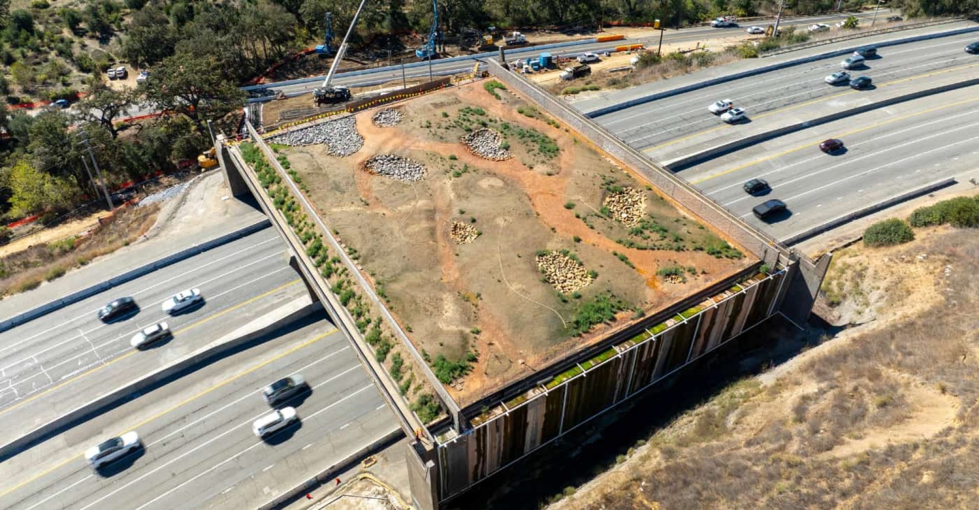 Ripresa aerea del Wallis Annenberg Wildlife Crossing a Liberty Canyon, un ponte di attraversamento per la fauna in costruzione
