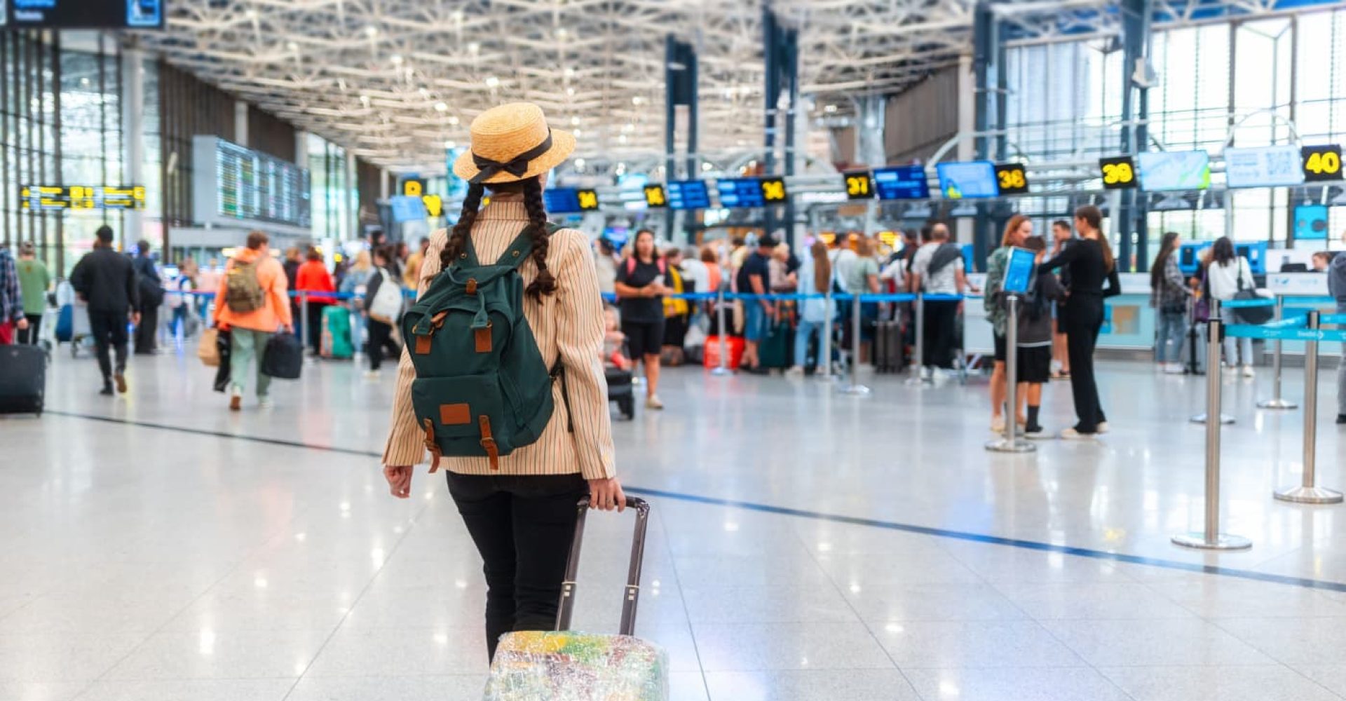 Check-in aeroporto. Foto di STEKLO/Shutterstock