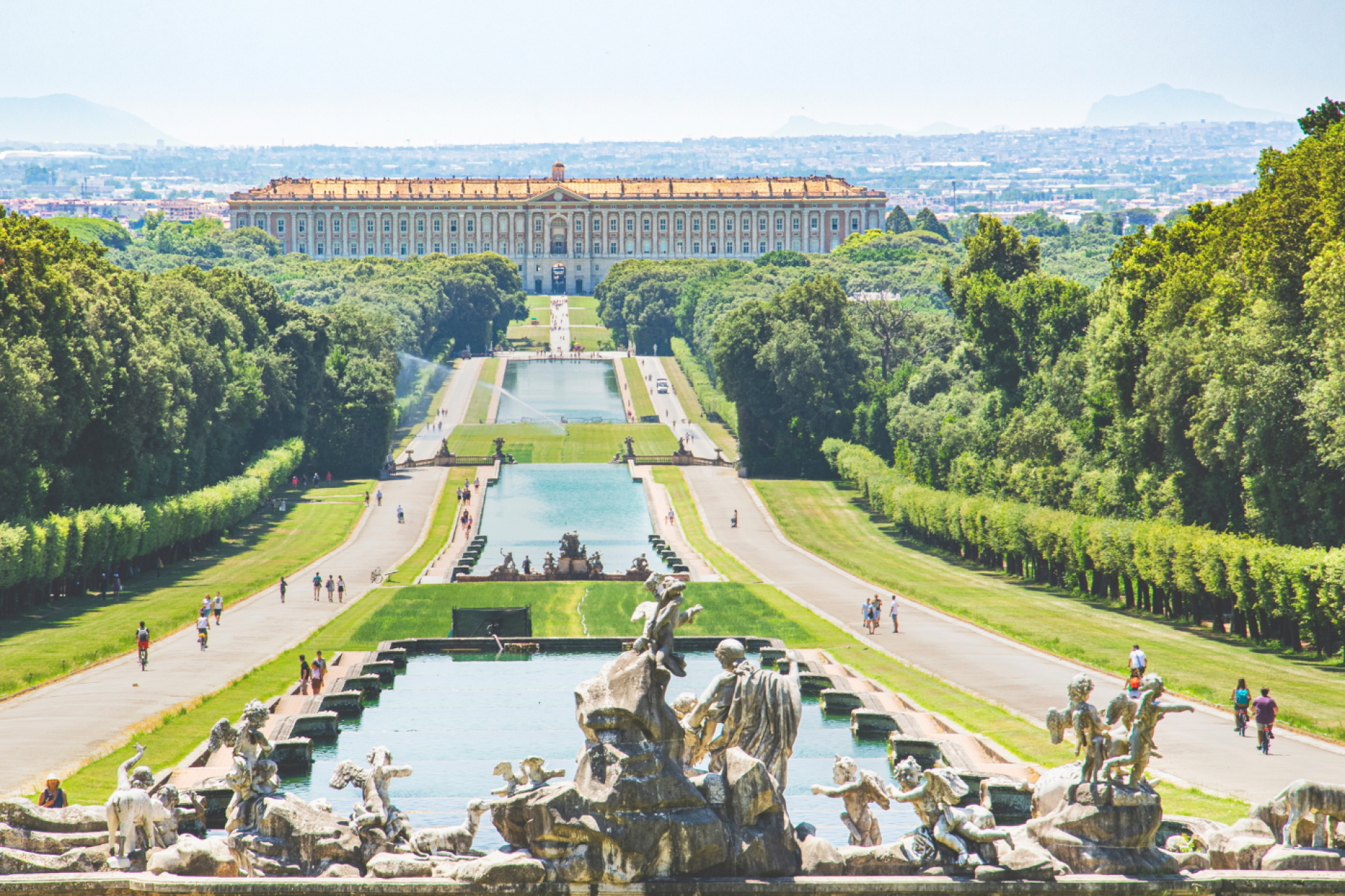 La Reggia di Caserta vista dai giardini