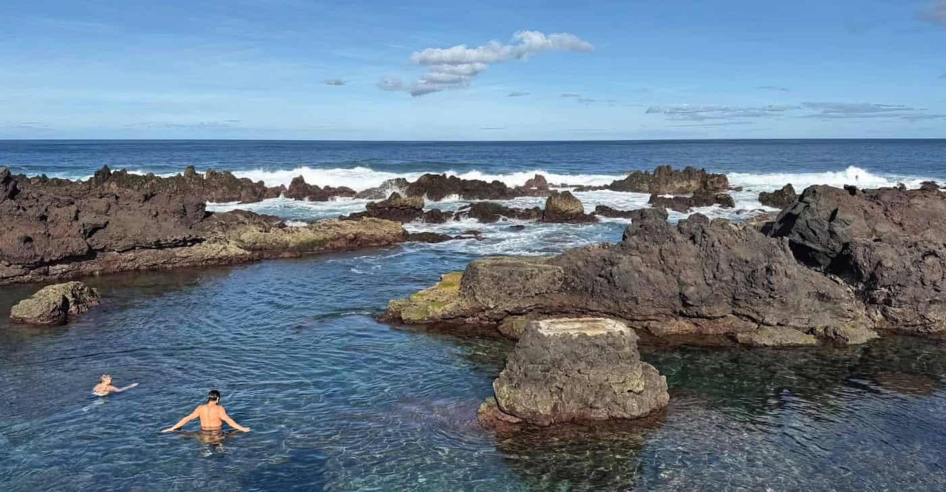 Nuotare a Biscoitos, a Terceira, tra piscine naturali di origine vulcanica e acqua limpida