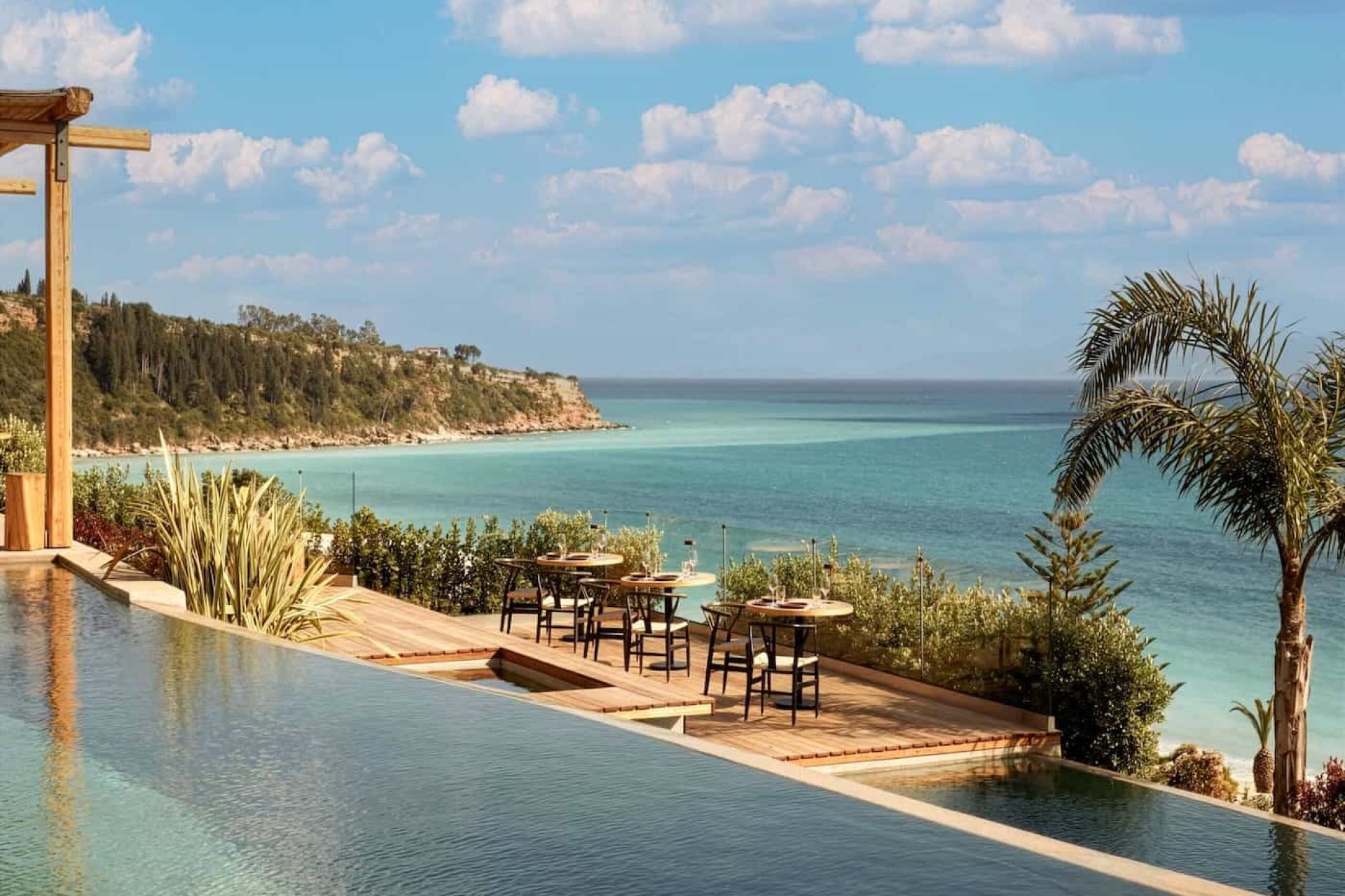 Le sedute del ristorante Selīni, con
infinity pool e vista sulla baia