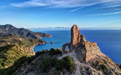 Veduta aerea dei resti della torre medievale Torre di Capo d’Uomo a Monte Argentario