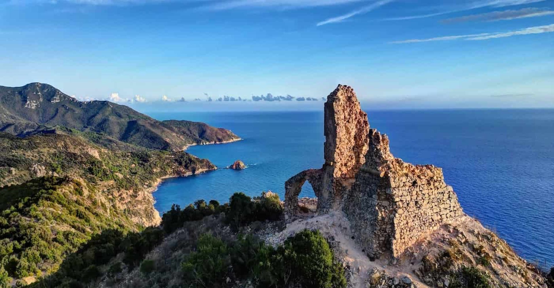 Veduta aerea dei resti della torre medievale Torre di Capo d’Uomo a Monte Argentario