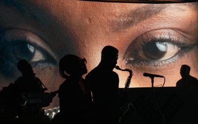 Il musicista nigeriano Obongjayar si esibisce all’Art X Lagos.