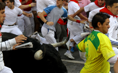Corridori pericolosamente vicini ai tori
