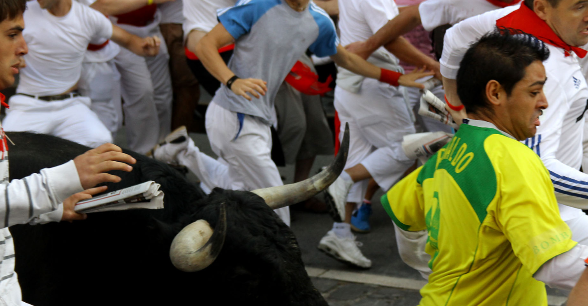 Corridori pericolosamente vicini ai tori