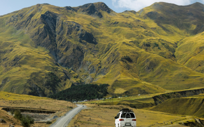 Un auto in viaggio. Foto da Shutterstock