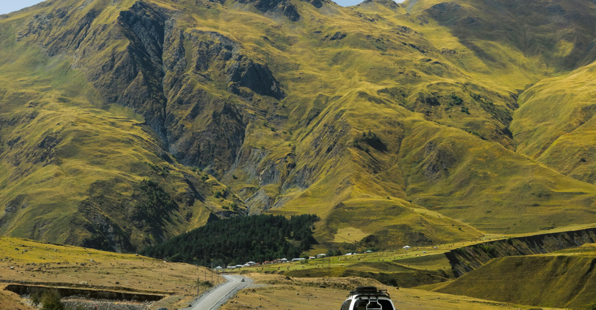 Un auto in viaggio. Foto da Shutterstock