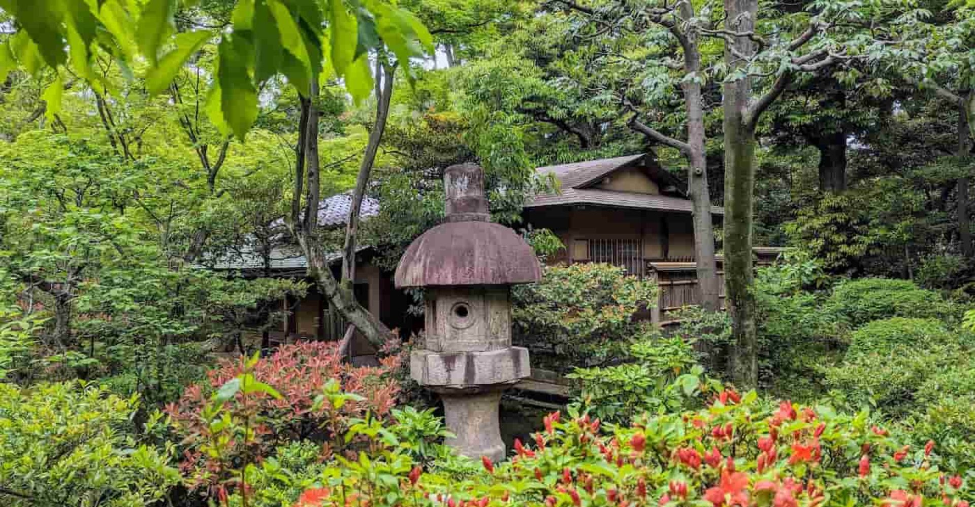 Lanterna in pietra giapponese nel giardino del museo di Nezu