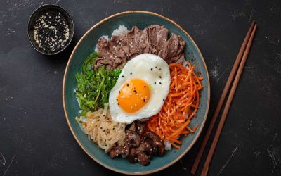 Bibimbap: piatto coreano a base di riso, carne, verdure saltate in olio di sesamo